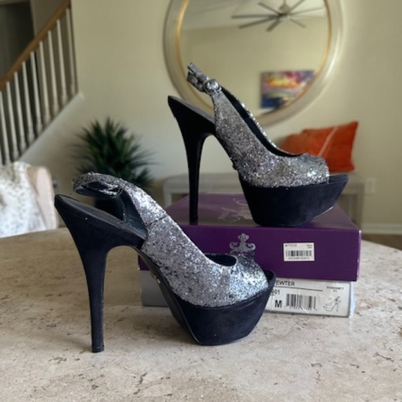 Fergie platform silver sparkle peep toe  stilettos - SIZE 7 M - Picture 1 of 9